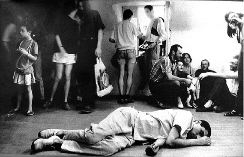 Авдей Тер-Оганьян. «В сторону объекта». 1992. Выставка-акция в Галерее в Трехпрудном переулке (Москва). Архив А.Астаховой. Фото: Игорь Мухин