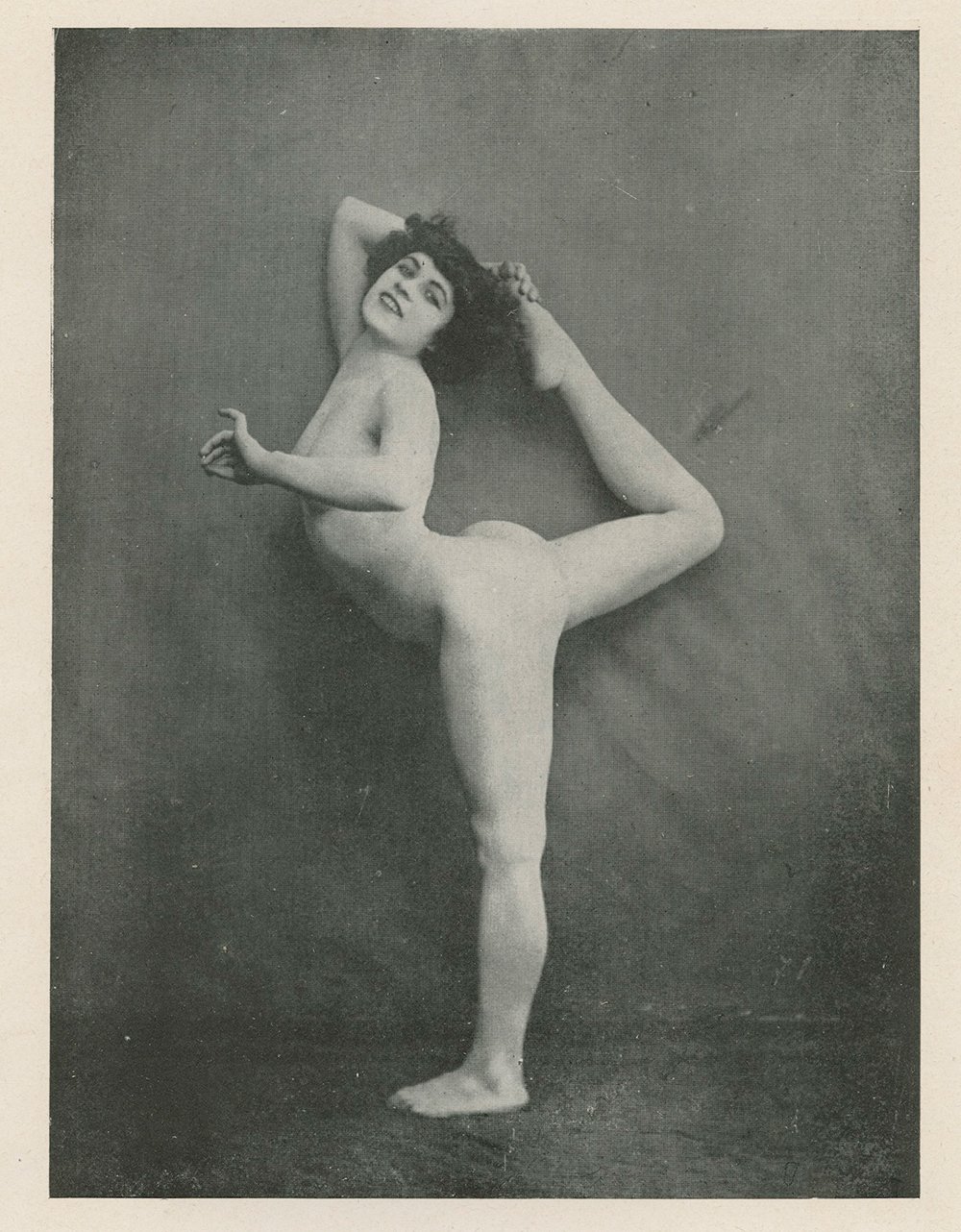 Модель Родена Альда Морено в журнале Le Nu Académique («Академическое ню»). 1905. AGENCE PHOTOGRAPHIQUE DU MUSÉE RODIN