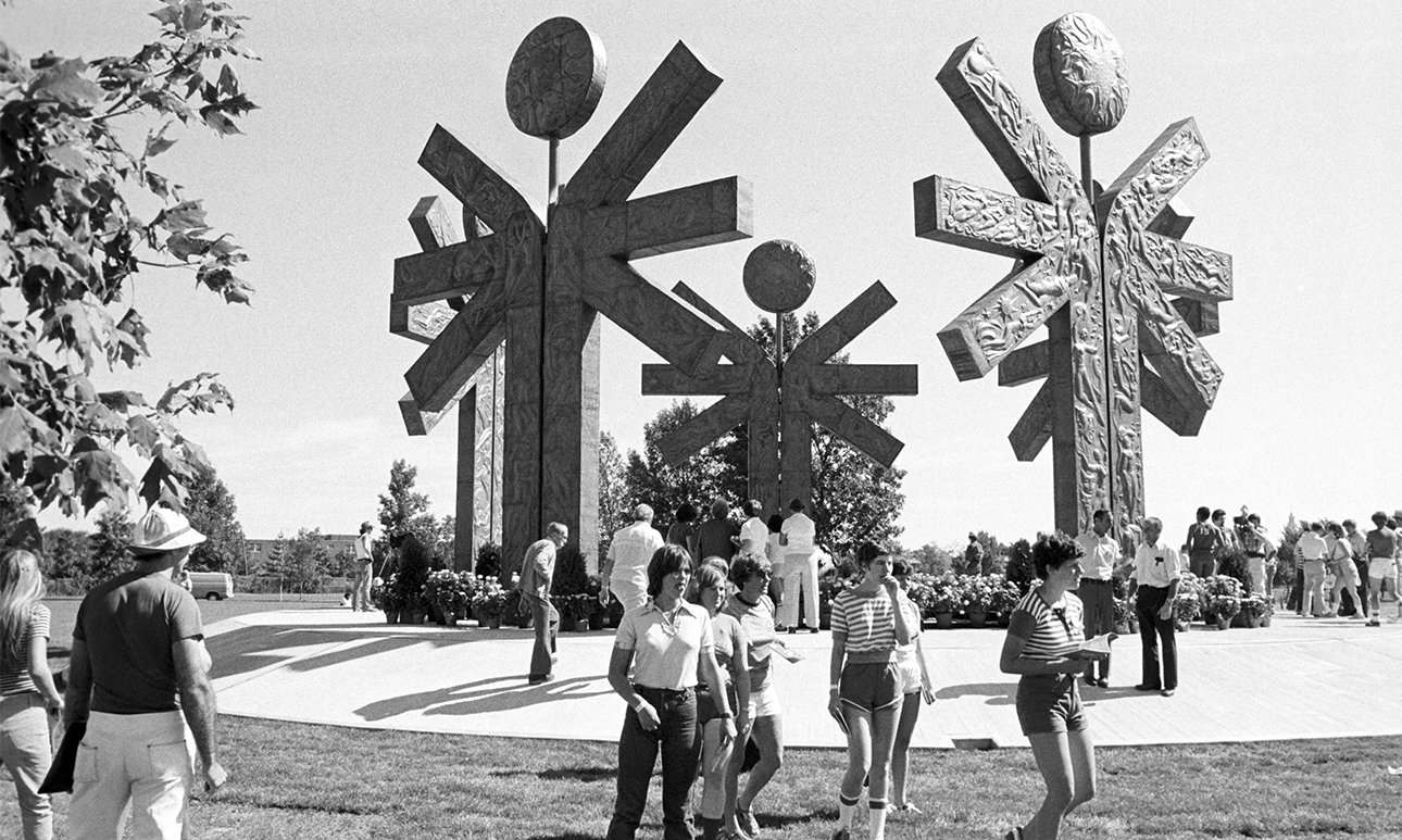 Зураб Церетели. Скульптурная композиция «Свет и знание — народу». Ялта. 1980. Фото: Гиви Киквадзе/Фотохроника ТАСС