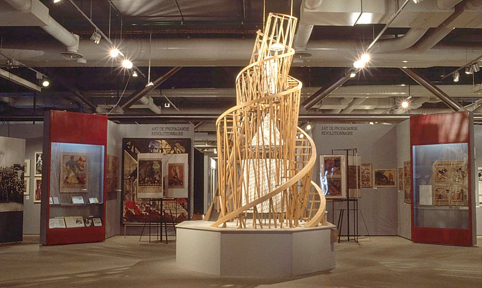 Башня III Интернационала Владимира Татлина на выставке «Париж — Москва» в 1979 г. Фото: Archives MNAM / Jacques Faujour