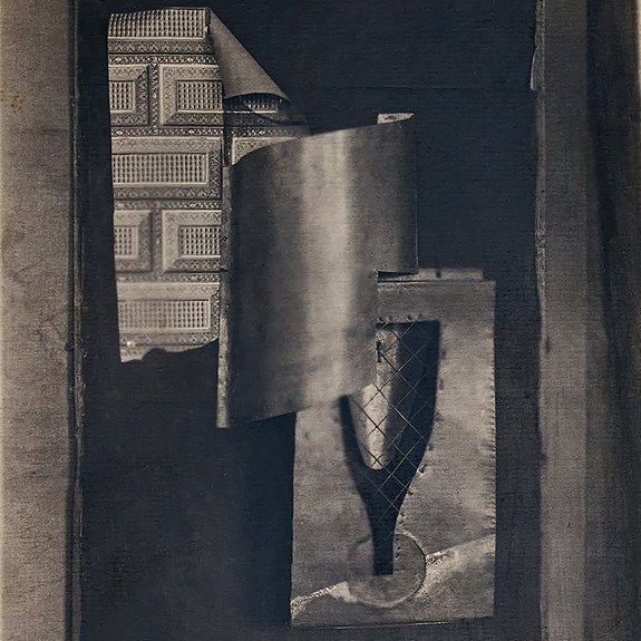 Владимир Татлин. Живописный рельеф «Бутылка». 1913. Желатиносеребряный отпечаток.  Несохранившееся произведение Татлина. На обороте: личная печать и надпись, сделанная рукой художника. Фото: ЦВК Béton