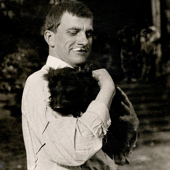Александр Родченко. Владимир Маяковский со Скотиком. 1924. Бромосеребряный отпечаток.  Фото: ЦВК Béton