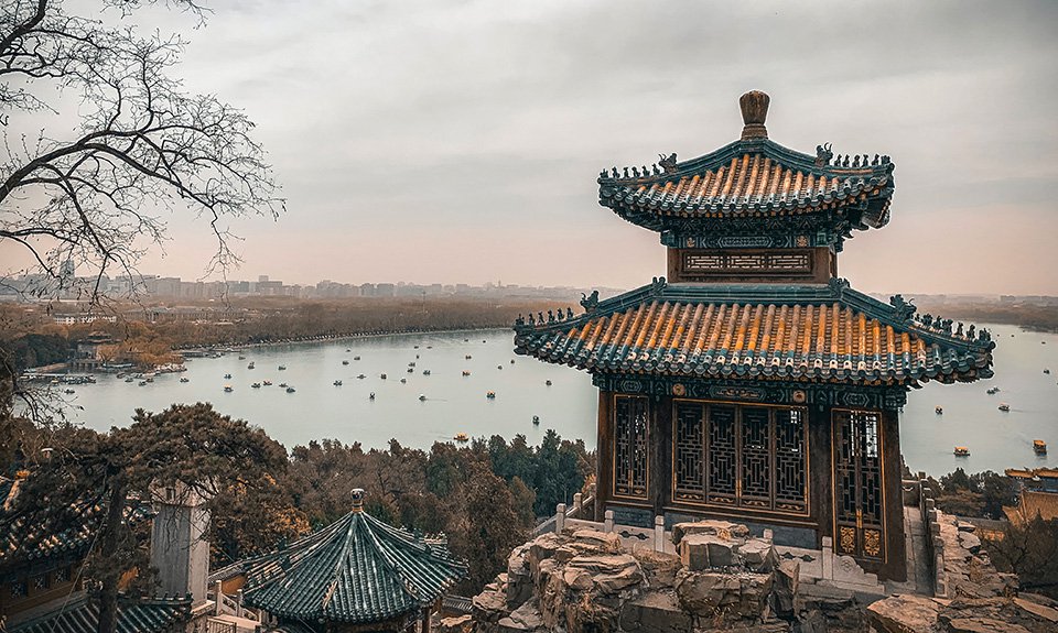 Летний императорский дворец в Пекине и его парк, занесенные в список всемирного наследия ЮНЕСКО, под нашествием туристов. Фото: Kit Sanchez