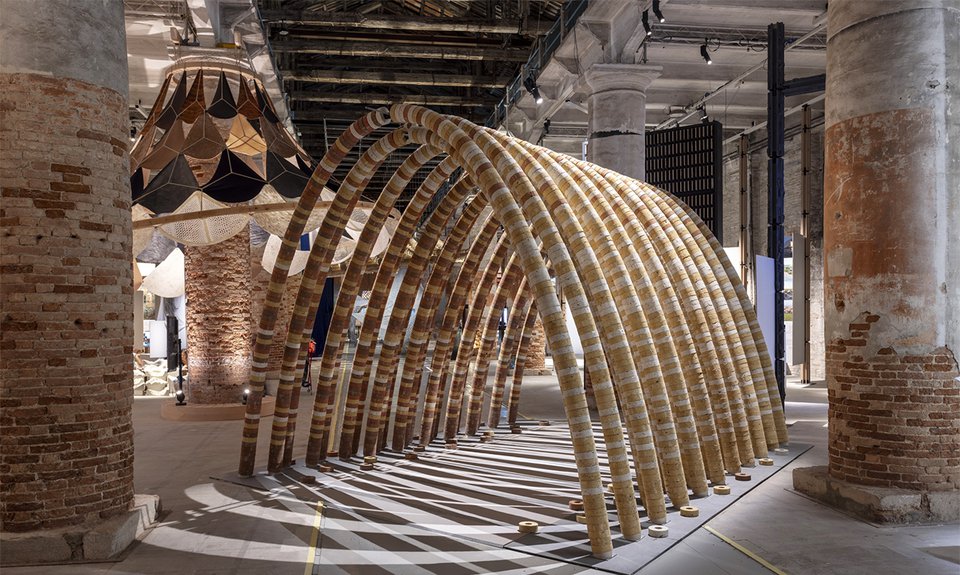 Проект Boonserm Premthada  Elephant Chapel в рамках основной выставки «Интеллигены. Естественный. Искусственный. Коллективный».  Фото: Marco Zorzanello / La Biennale di Venezia