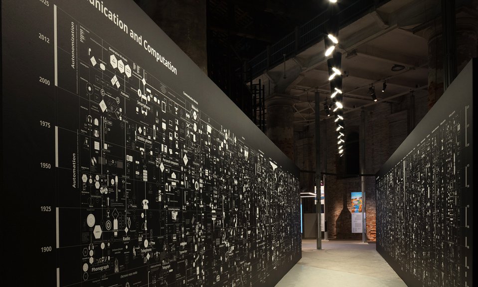 Проект Calculating Empires: A Genealogy of Technology and Power, 1500–2025 в рамках основной выставки «Интеллигены. Естественный. Искусственный. Коллективный». Фото: Luca Capuano / La Biennale di Venezia