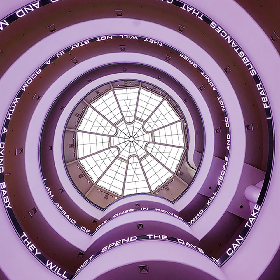 Выставка Дженни Хольцер в Музее Гуггенхайма, Нью-Йорк.  Фото: Guggenheim museum