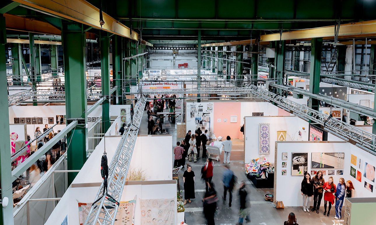 Ярмарка молодого современного искусства Port Art Fair 2025.  Фото: Сергей Грицанов