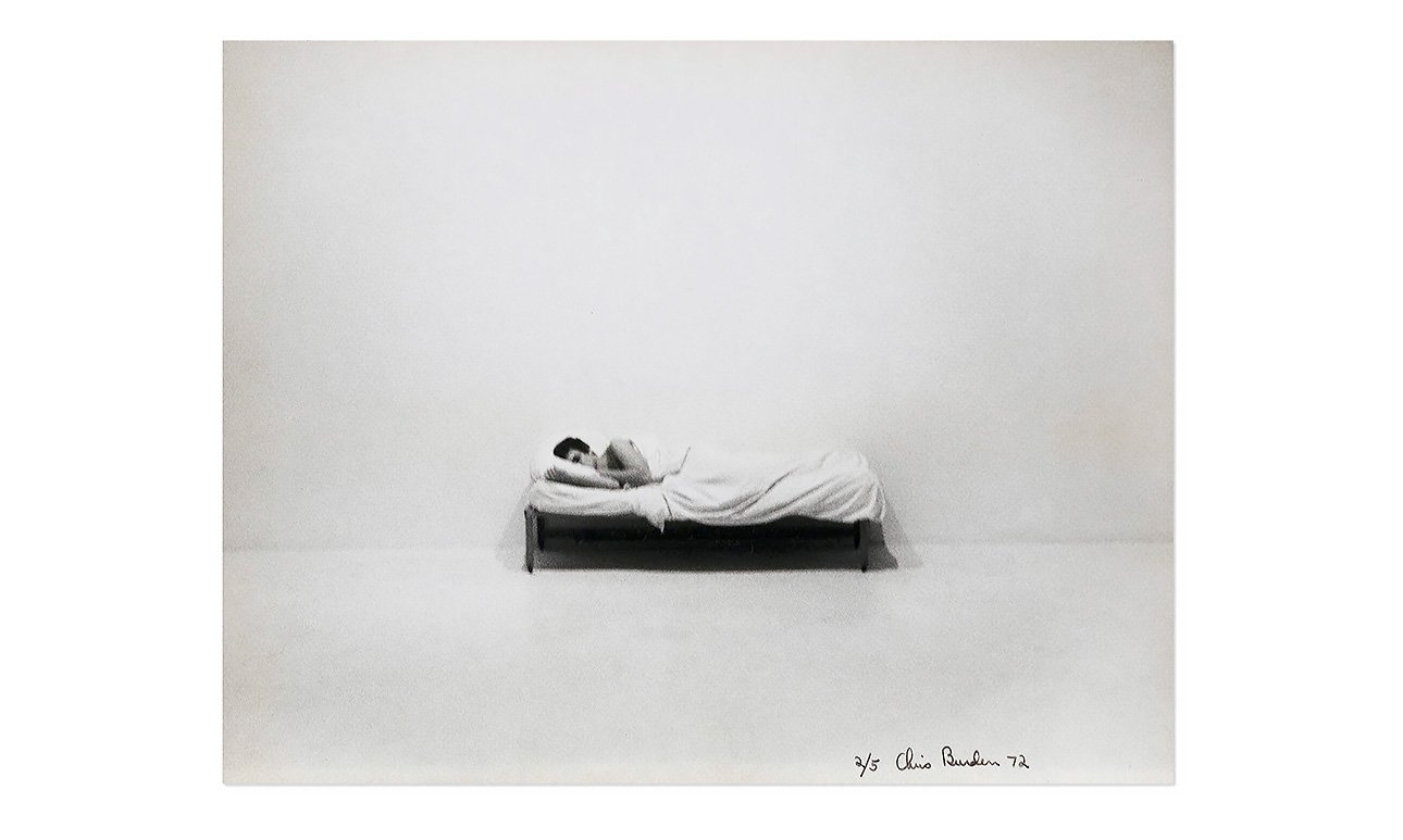Крис Бёрден. Фотография из серии Bed Piece. 1972. Фото: LA Modern Auctions