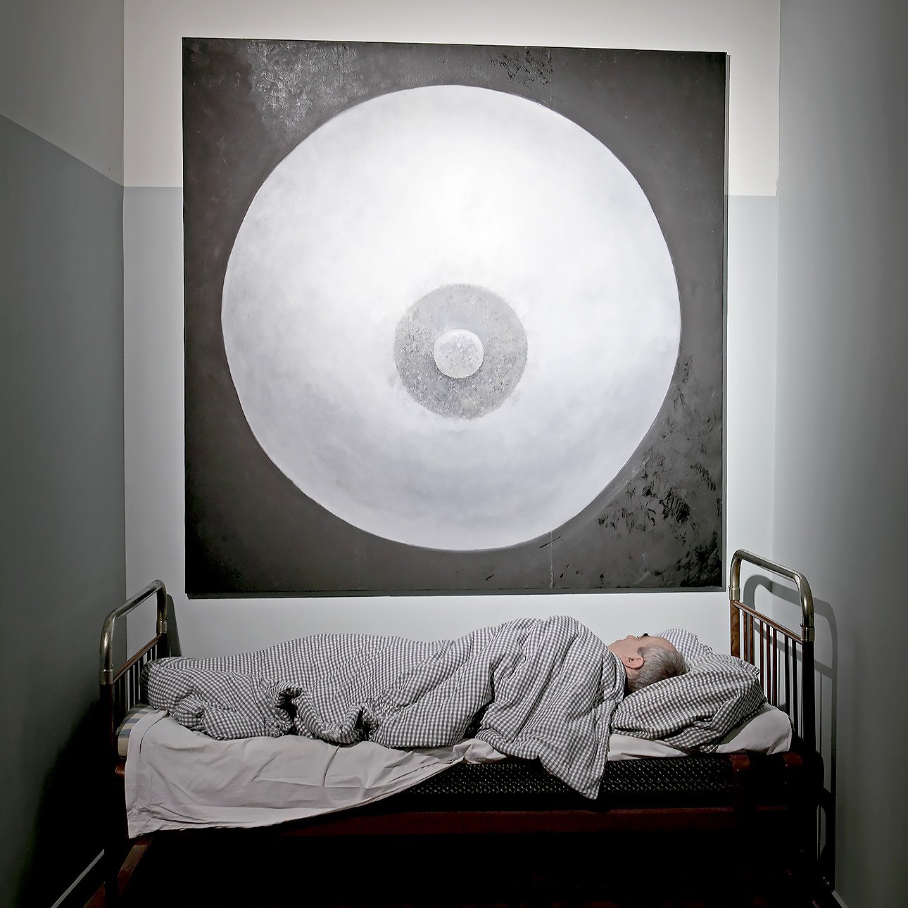 Юрий Альберт спит на открытии выставки «Метаморфей». 2011. Фото: Stella Art Foundation