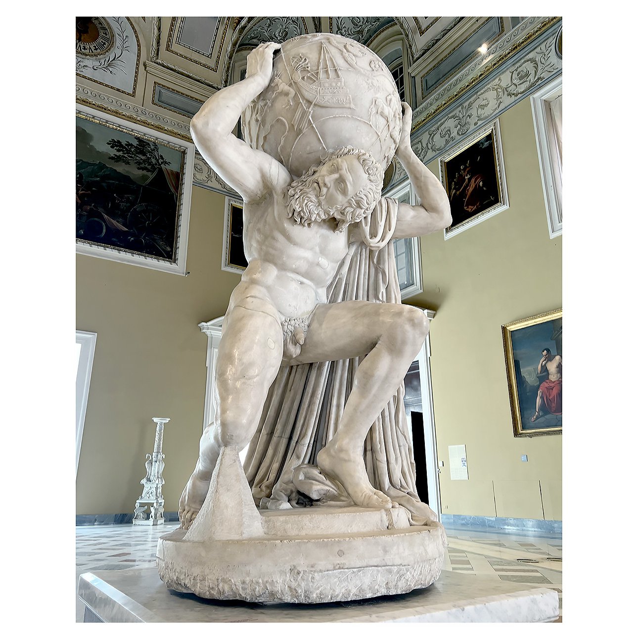 Атлант Фарнезе.  Фото: Musée archéologique national de Naples
