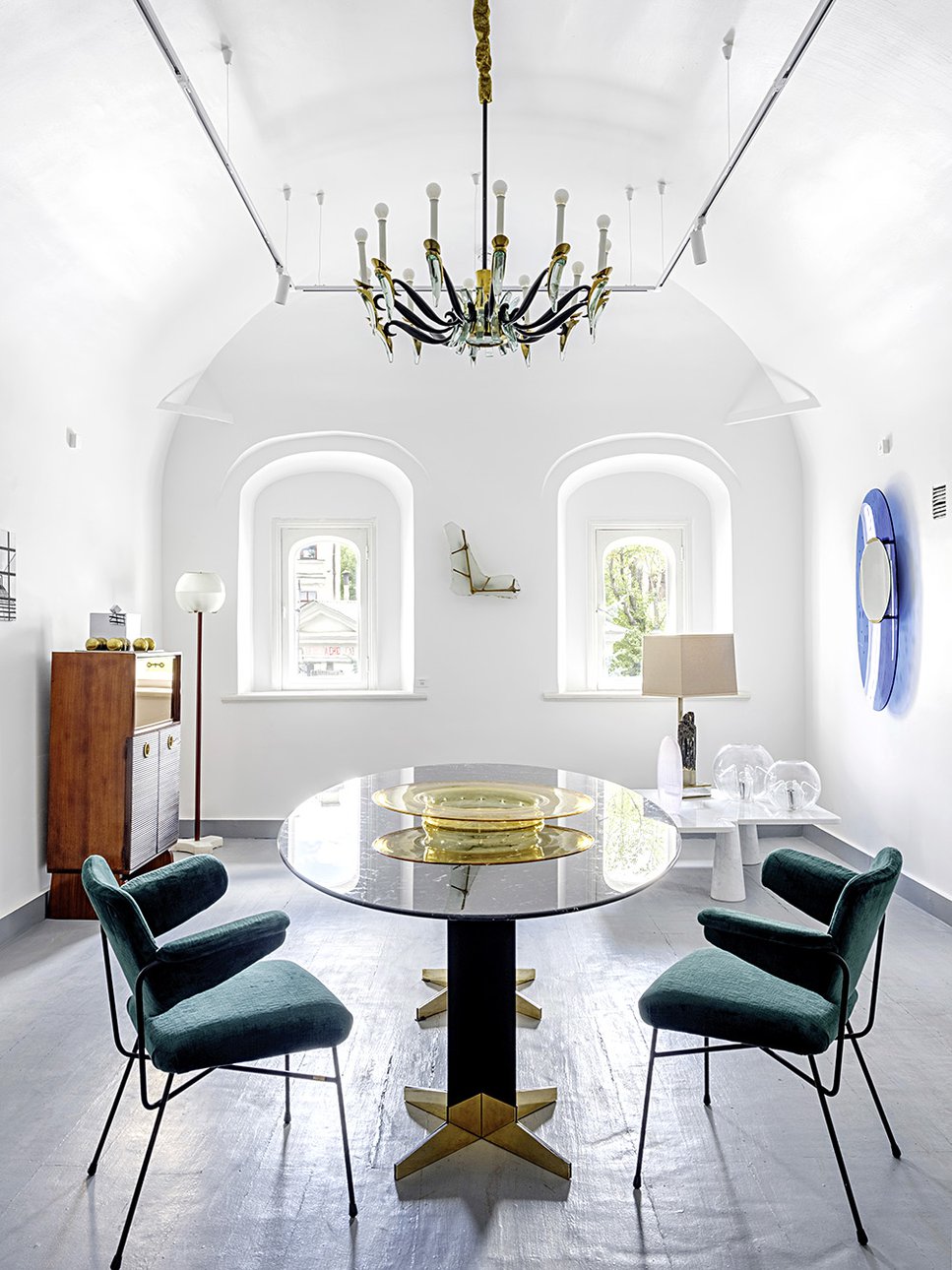Стулья BBPR. 1953. Стол Ignazio Gardella 1950. Блюдо Venini. 1920. Бар Gio Ponti. 1940. Лампа Ignazio Gardella. 1956. Бра и люстра Max Ingrand. 1960. Лампа Romeo Rega. 1970. Лампа Toni Zuccheri. 1970. Фото: Галерея Mirra