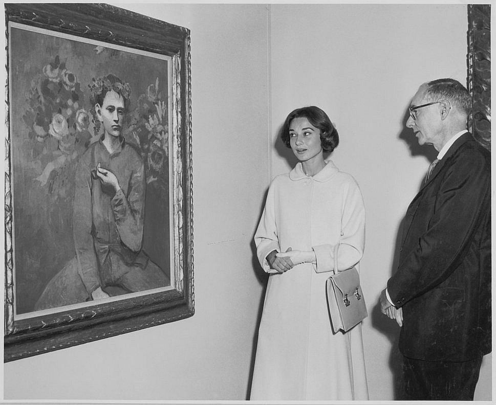 Одри Хепберн и Альфред Барр на выставке в Музее современного искусства. Нью-Йорк, 1957 г. / THE MUSEUM OF MODERN ART ARCHIVES, NEW YORK. PHOTOGRAPHER: BARRY KRAMER