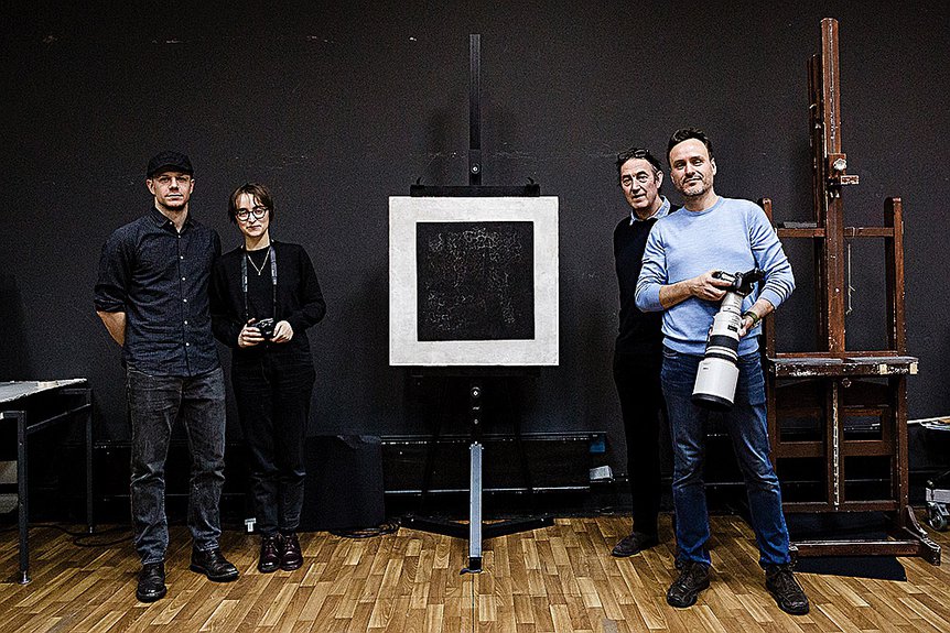 Сотрудники Третьяковской галереи и фонда Factum Arte исследуют главную картину русского авангарда. Фото: Анастасия Замятина