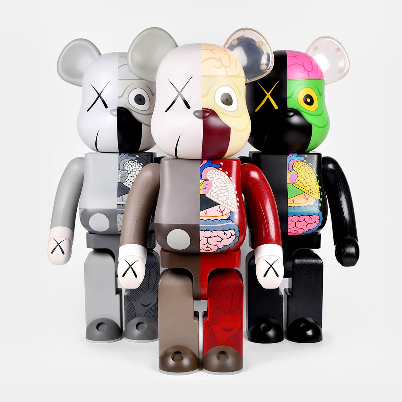 Апофеозом стала коллаборация Bearbrick с KAWS, которая свела с ума сразу коллекционеров и «компаньонов», и «медведей».  Фото: Sold Art gallery