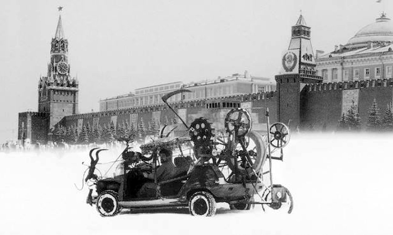 Фотомонтаж Леонардо Беззолы с изображением скульптуры Тенгли Смертельное московское сафари, сделанной для выставки в ЦДХ.  Фото: Leonardo Bezzola/Museum für Kunst und Geschichte, Freiburg