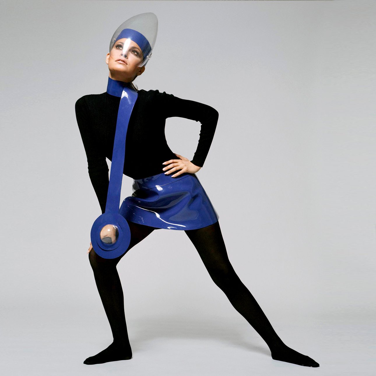 Терри О'Нил. Ракель Уэлч в костюме от Pierre Cardin: мини-юбка и ожерелье из синего винила с козырьком из оргстекла. Фото: Terry O’Neill/ Iconic Images/Brooklyn museum