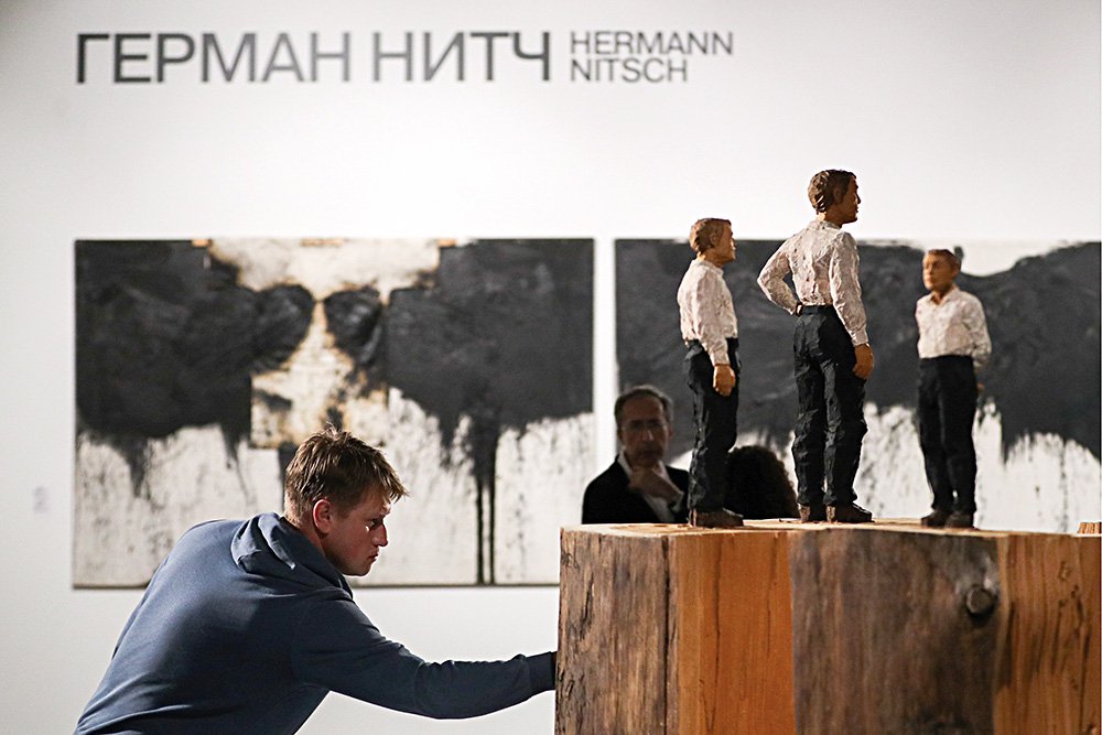 Посетитель у инсталляции Стефана Балкенхола. Выставка основного проекта на тему «Ориентирование на местности» VIII Московской международной биеннале современного искусства в Новой Третьяковке. Фото: Михаил Терещенко/ТАСС