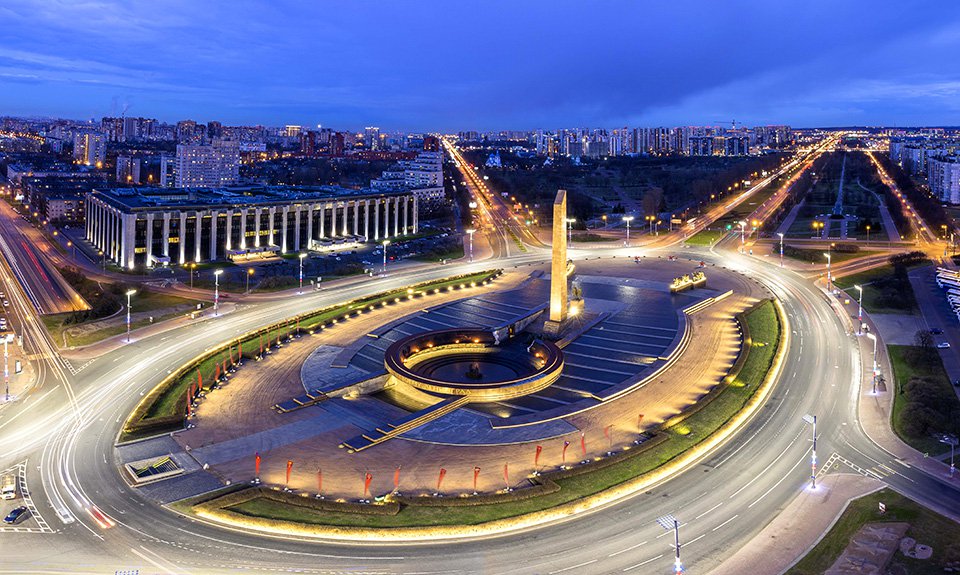 Художественная подсветка архитектурного ансамбля площади Победы. Фото: «Газпром»