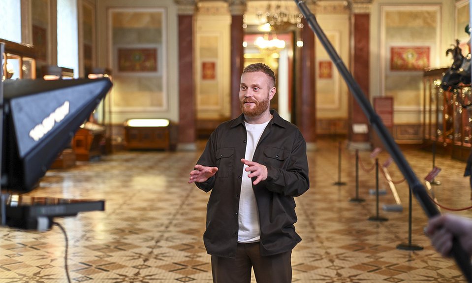 Стендап-комик Евгений Чебатков в процессе подготовки цифрового проекта Государственного Эрмитажа и VK «Один музей. Три взгляда».  Фото: Алексей Бронников/Государственный Эрмитаж