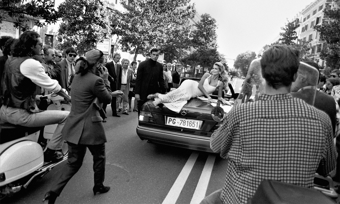 Рино Бариллари. «Клаудия Шиффер на съемках для бренда Valentino на виа Венето». Италия, Рим. 2000. Фото: МАММ