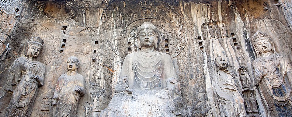 В нишах пещер Лунмэнь находится почти 110 тыс. статуй. Фото: Wikipedia Commons