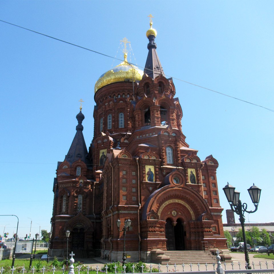 Снаружи фасады здания в неорусском стиле облицованы красным кирпичом, украшены изразцами, мозаичными орнаментами и иконами.  Фото: Наталья Шкуренок