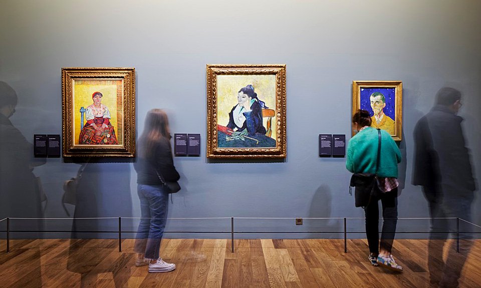 Зал постоянной экспозиции Музея Орсе, где представлены работы ван Гога. Фото: Camille Gharbi