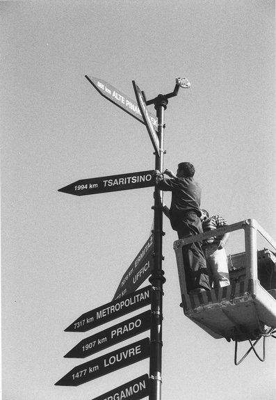 Указатель I. 1997. Монумент на площади в Цети­нье, Черногория © Московский музей современного искусства