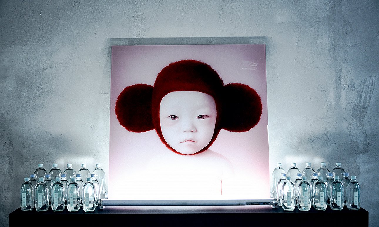 Вода edis и работа Олега Доу Cheburashka в pop-up пространстве Bibliotheca. Фото: Артем Виндриевский