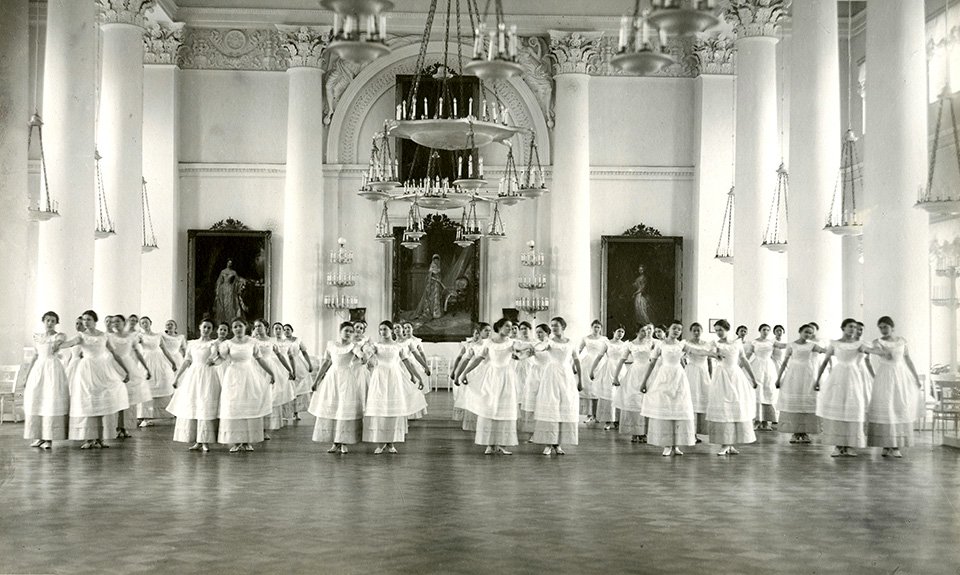 Карл Булла. «Урок танцев. Менуэт». 1905. Бромсеребряный отпечаток. Фото: Исторический музей