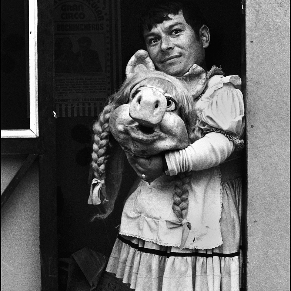Пас Эррасурис. «Мисс Пигги II, Сантьяго». Из серии «Цирк». 1984–1988 Фото: Paz Errázuriz/Colecciones Fundación MAPFRE