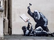 Бэнкси может быть разоблачен из-за граффити на стене суда