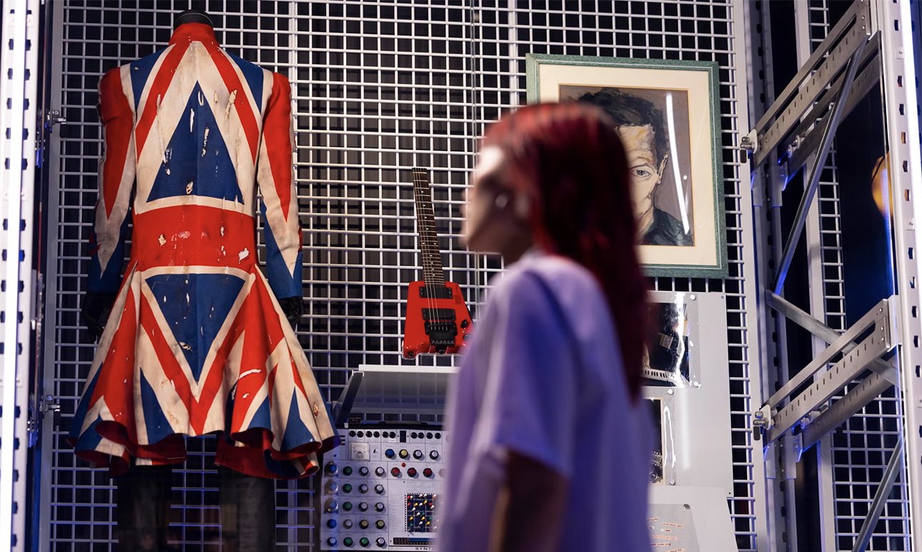 Пальто Union Jack, разработанное Дэвидом Боуи и Александром Маккуином для Earthling. 1997.  Фото: David Parry/PA Media Assignment