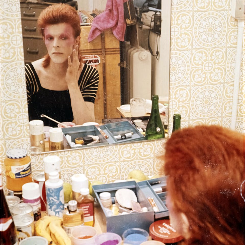 Фотография 1973 года, на которой Боуи накладывает грим в образе Зигги Стардаста.  Фото: Mick Rock