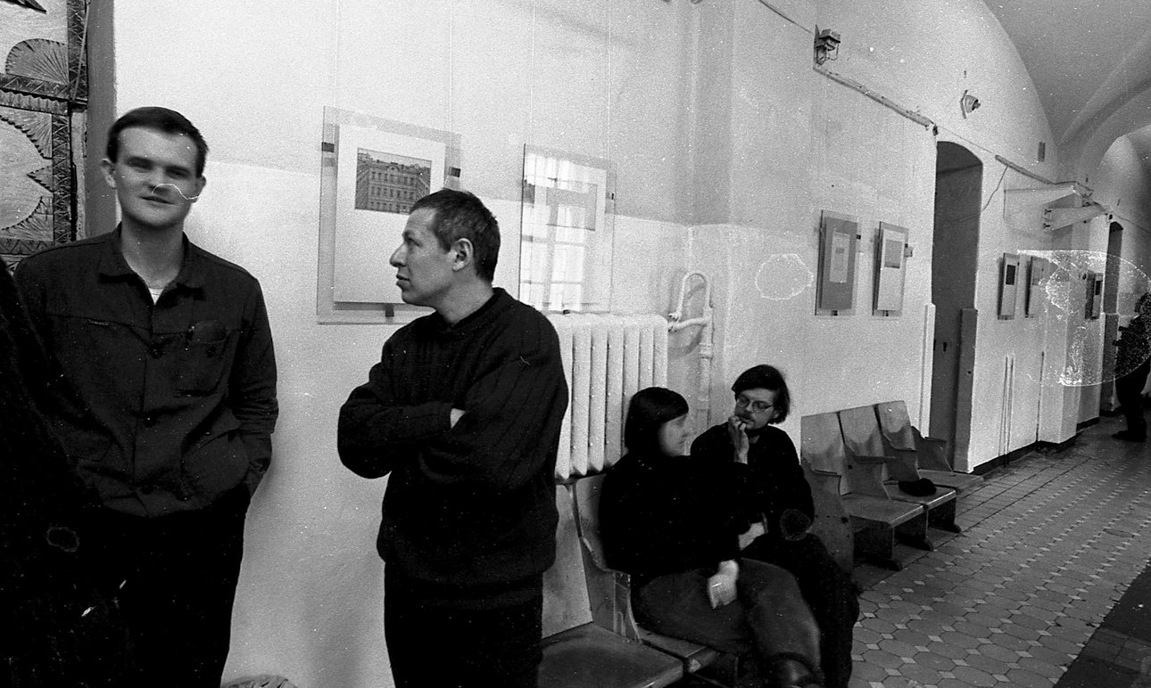 Выставка в Бутырской тюрьме, Москва. 1992.  Фото: Игорь Макаревич/Коллекция Игоря Макаревича, Архив Музея современного искусства «Гараж»
