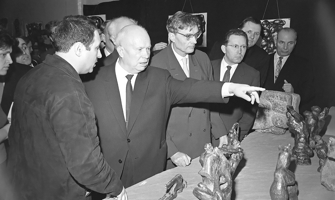 Эрнст Неизвестный и Никита Хрущев в Манеже в 1962 году.  Фото: Александр Устинов/из коллекции фонда "Прометей"
