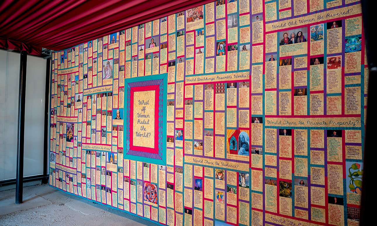 Инсталляция Джуди Чикаго What if Women Ruled the World? на ярмарке Contemporary Istanbul 2025. Фото: Contemporary Istanbul
