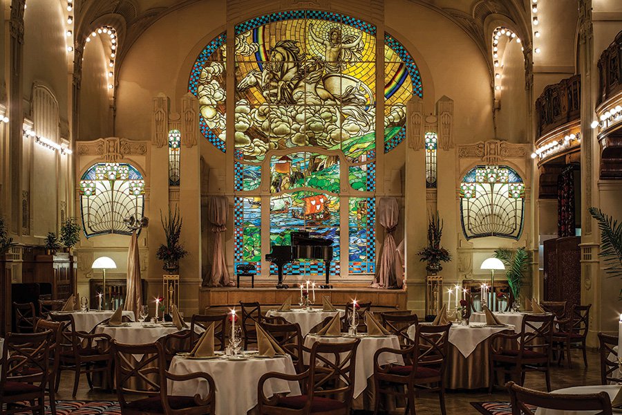 Ресторан «Европа» сохранил подлинные интерьеры с деревянной резьбой в стиле модерн и витражную крышу работы Карла Бренцена. Фото: «Гранд Отель Европа»