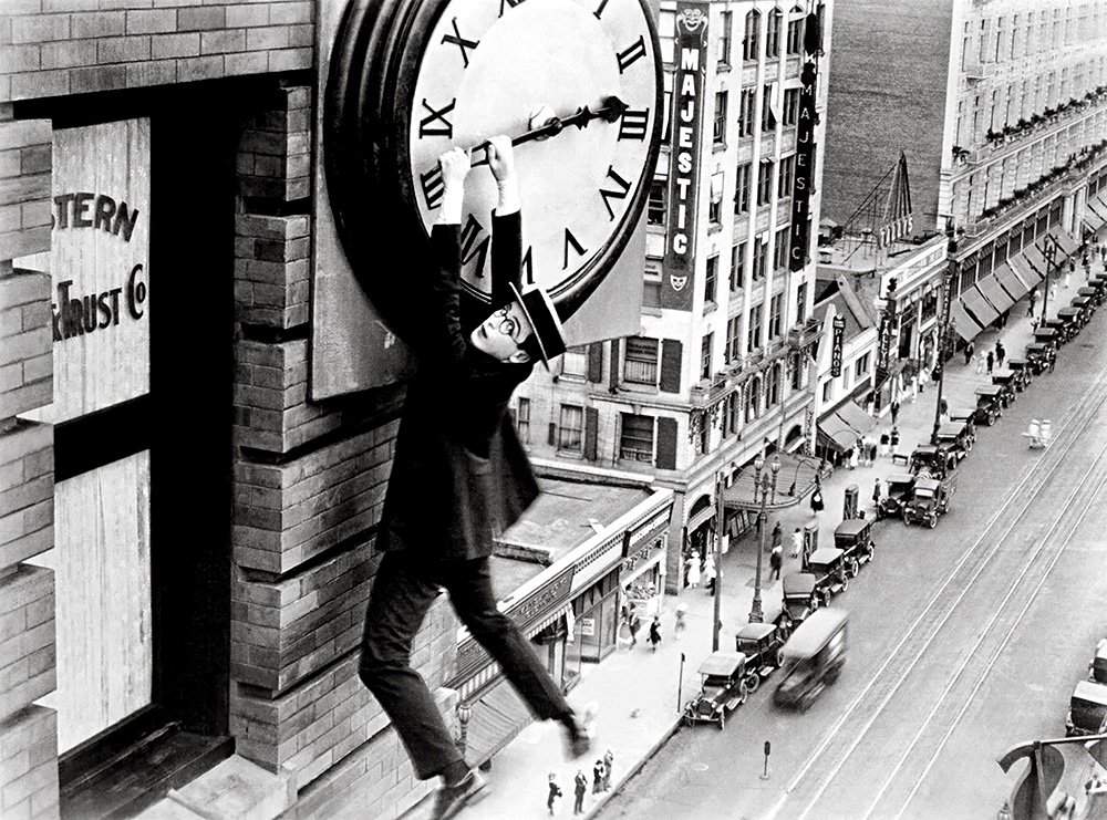 Фрагмент фильма «Наконец в безопасности» (1923), где Гарольд Ллойд висел на часах. Фото: The Harold Lloyd Collection/Janus Film