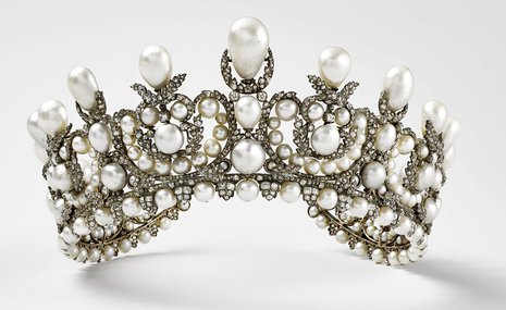 Найдены перчатки и жилет преступников, ограбивших Лувр