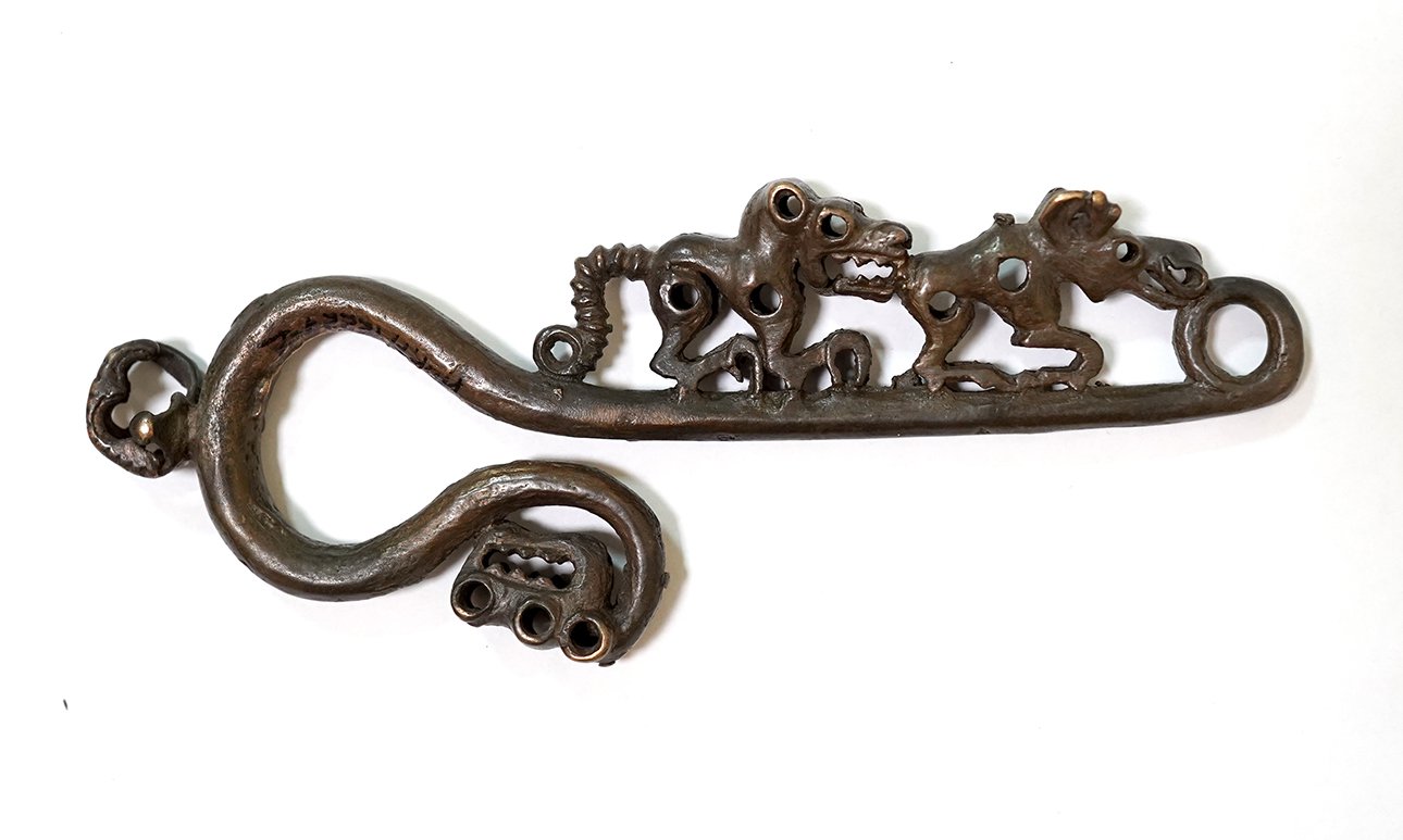 Поясной крючок-карабин, украшенный изображением животных. VIII–VII вв. до н.э.  Фото: Иркутский областной краеведческий музей имени Н.Н.Муравьева-Амурского