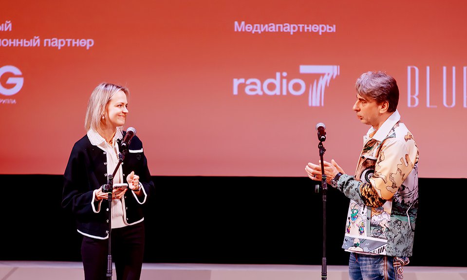 Представитель генерального партнера The Art Film Festival «УЗТМ-КАРТЭКС» Екатерина Ануфриева и генеральный директор радиохолдинга «Европейская медиагруппа», медиаменеджер Роман Емельянов.  Фото: Анна Макаревич, Ирина Полярная