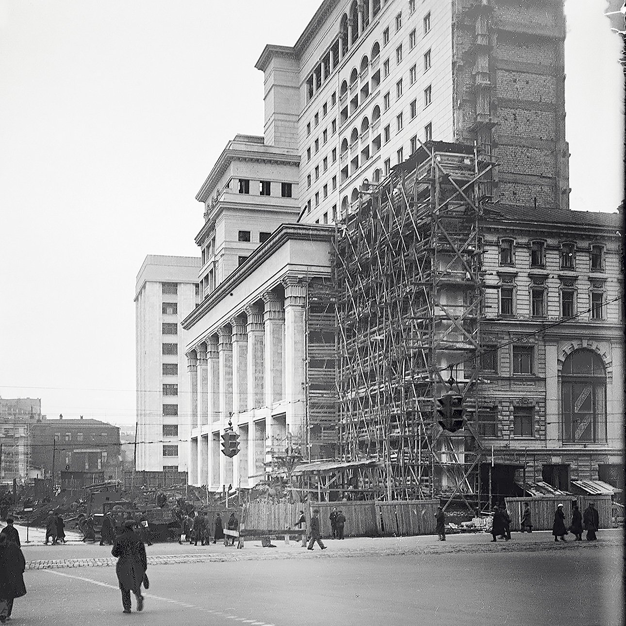 Строительство гостиницы «Москва». Фото: Государственный научно-исследовательский музей архитектуры имени А.В. Щусева