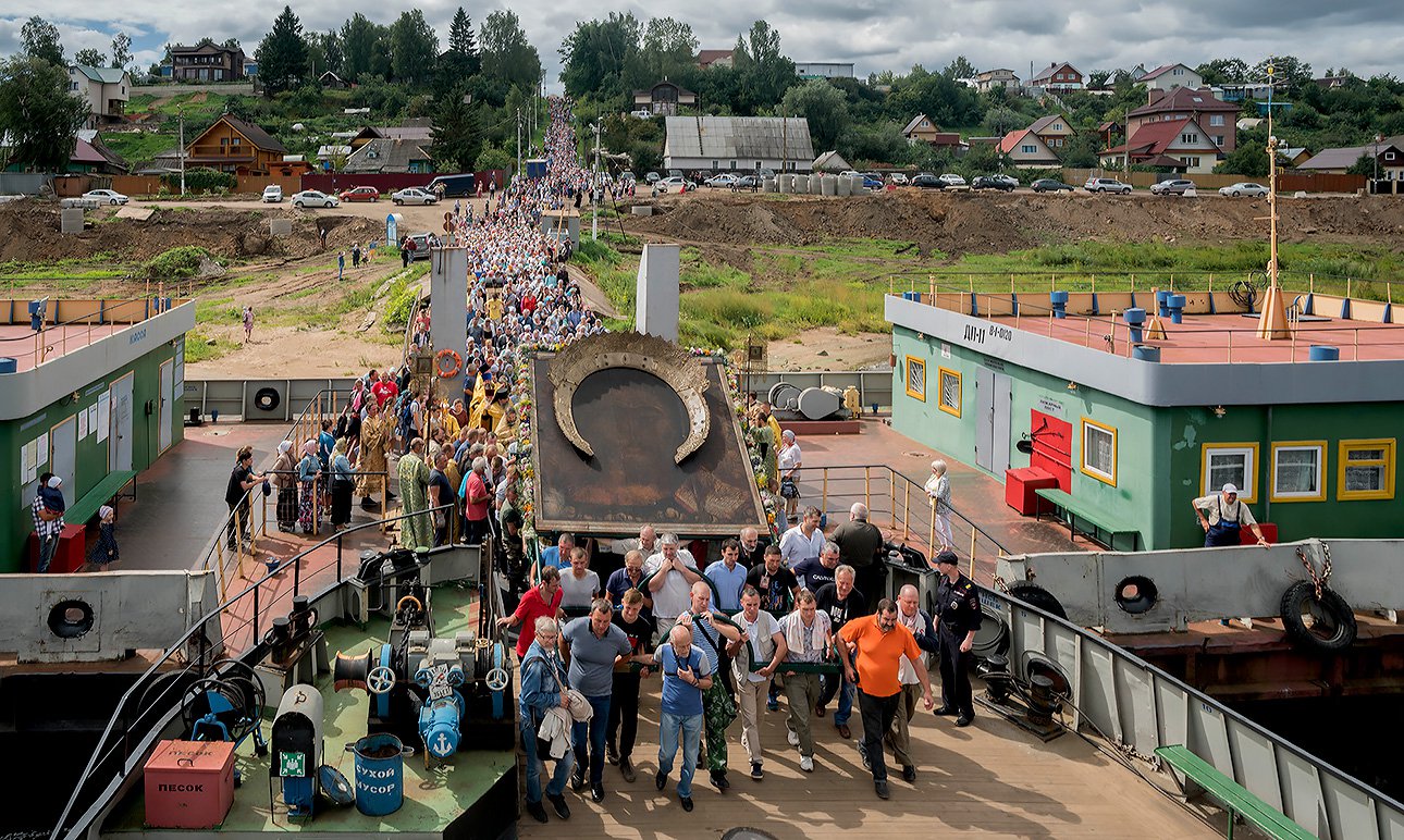Большой крестный ход с образом Спаса переправляется через Волгу на Романовскую сторону Тутаева. Икона занимает привычное место на корме парома.  Фото: Татьяна Никитина