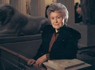 Ирина Антонова на фоне музея — реального и воображаемого