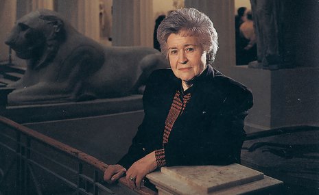 Ирина Антонова на фоне музея — реального и воображаемого