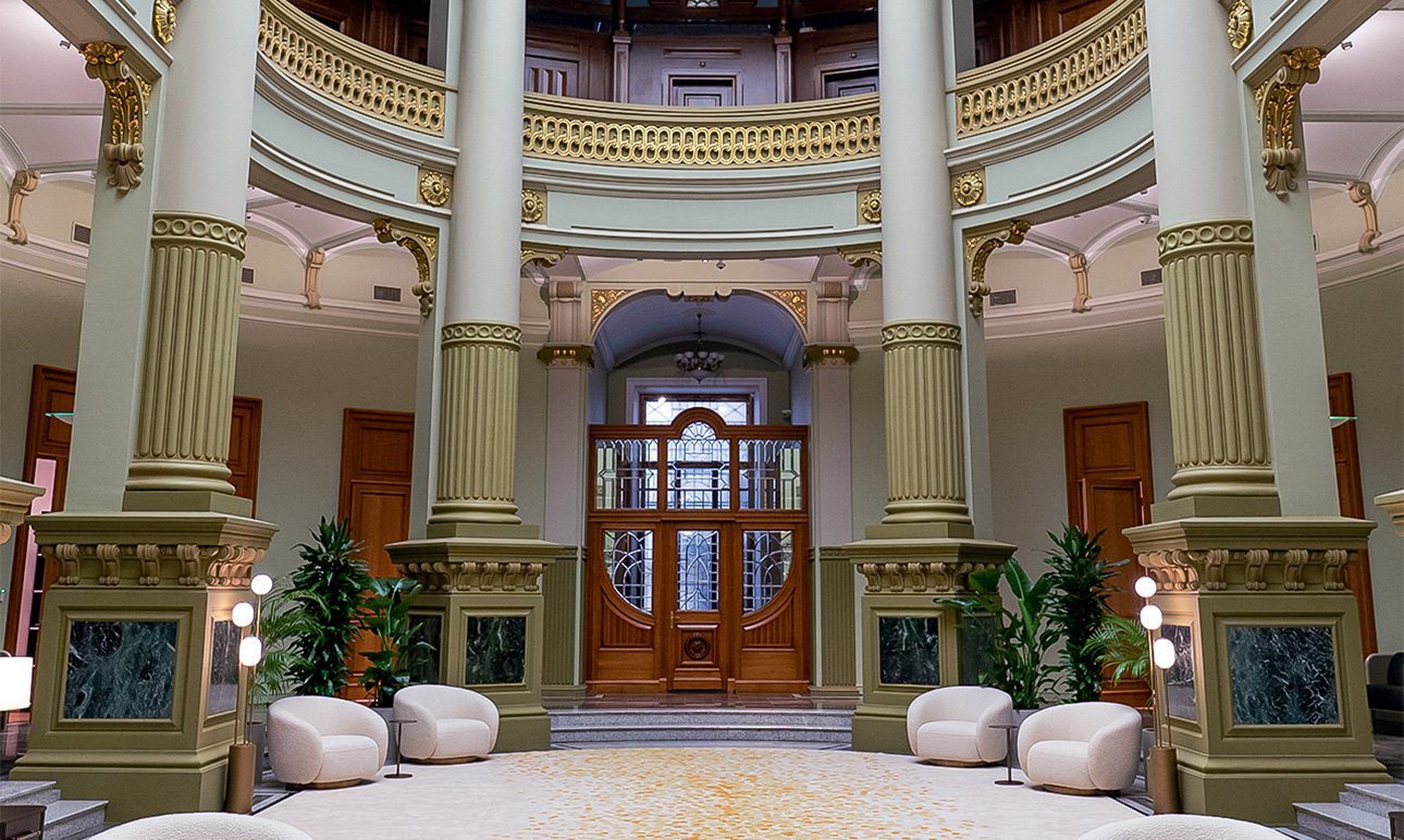 Обновленный интерьер здания Московского международного торгового банка, где открылся офис продаж проекта «Рождественка 8».  Фото: «Галс-Девелопмент»