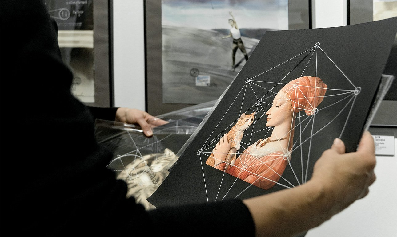 Посетители ярмарки Cosmoscow изучают работы художников на стенде InGallery. Фото: InGallery