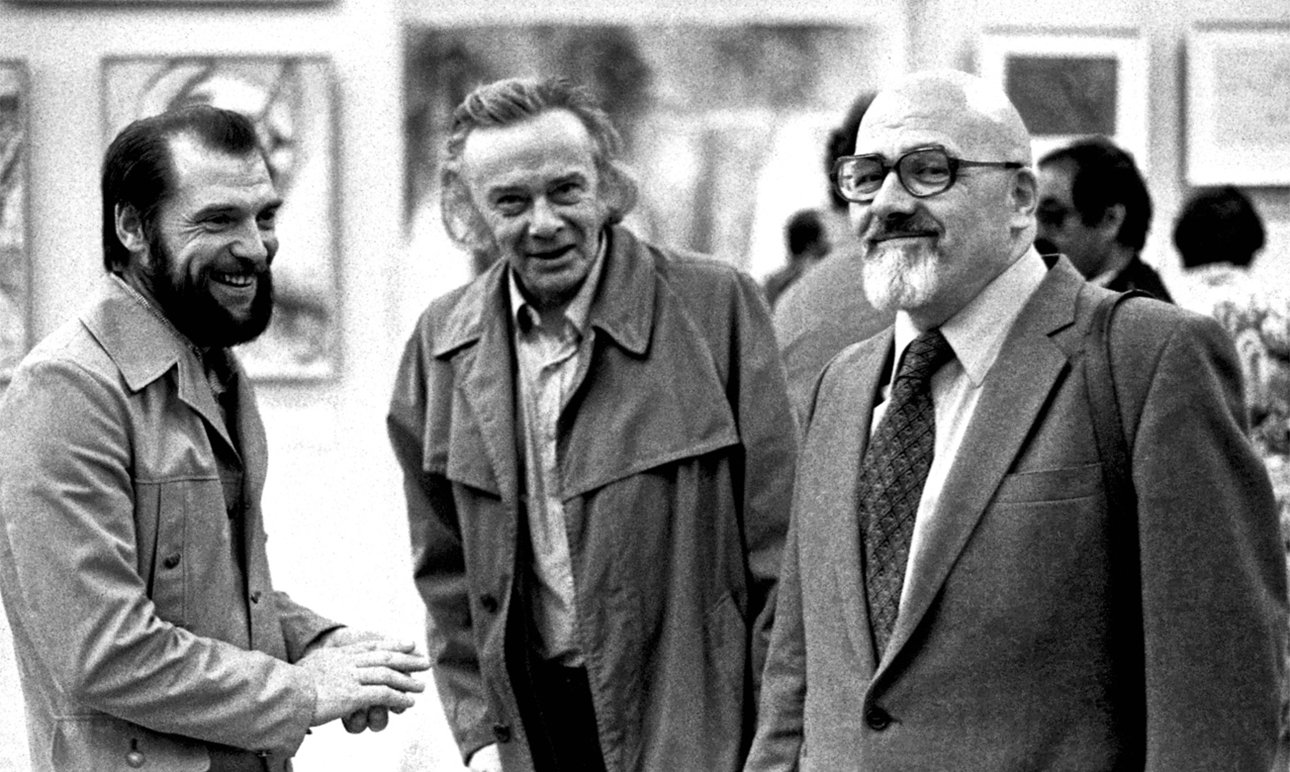 Вячеслав Калинин, Дмитрий Краснопевцев и Лев Кропивницкий на открытии выставки в Горкоме графиков. Москва.  Фото: Сеть архивов российского искусства