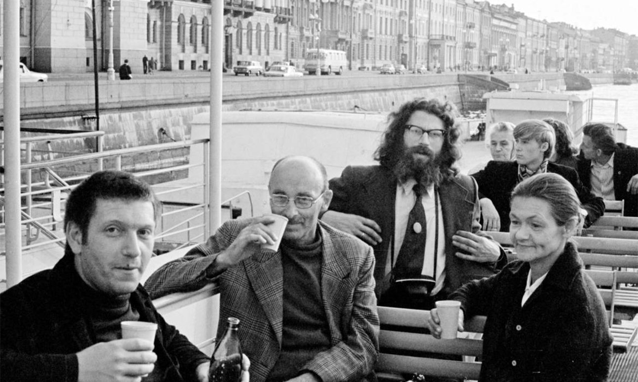 Прогулка по Неве. Иосиф Киблицкий, Оскар Рабин, Евгений Рухин и Валентина Кропивницкая. Ленинград.  Фото: Сеть архивов российского искусства